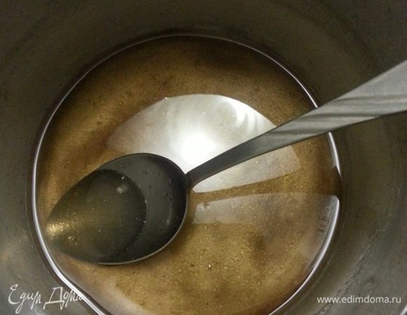 Залить желатин охлажденной кипяченой водой, дать набухнуть. Добавить мед и нагреть (постоянно помешивая) до растворения меда и желатина, не кипятить. Если следовать инструкции на моей пачке желатина, то необходимо было добавить 10 г на такой объем ряженки, но я не люблю очень крепкое желе, поэтому добавляю половину.