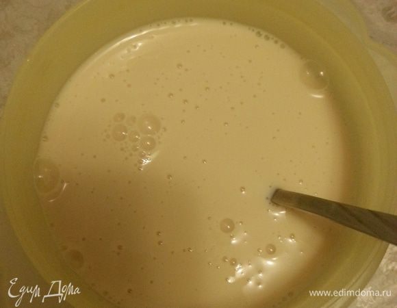 Остывшую желатиново-медовую водичку добавить в ряженку, хорошо перемешать ложкой. Если взбить все блендером-венчиком, то желе будет пористым и более воздушным.