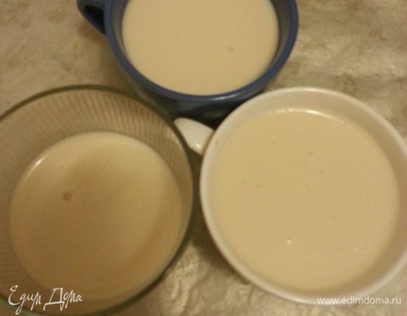 Разливаем в емкости. Можно разлить по креманкам и кушать из них, но я решила перевернуть. Убираем в холодильник на ночь.