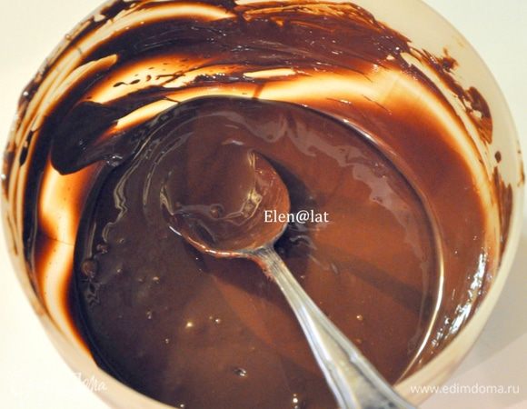 После того как мята отдаст весь аромат сливкам, топим шоколад. Шоколад лучше брать хороший, горький, не менее 75% содержания какао. Но если вы не любите горький шоколад, берите с меньшим содержанием какао, который вам по вкусу. Топим на водяной бане, но так чтобы миска с шоколадом не соприкасалась с горячей водой. Я топлю шоколад в микроволновке.