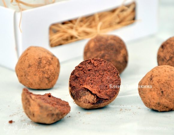 После того как масса станет очень густой, катаем шарики и обваливаем в какао. Дать немного полежать. Какао впитается в конфетки. Обвалять еще раз. Конфетки хранить в холодильнике не больше 2 недель. они безумно нежные и вкусные. Приятного аппетита!