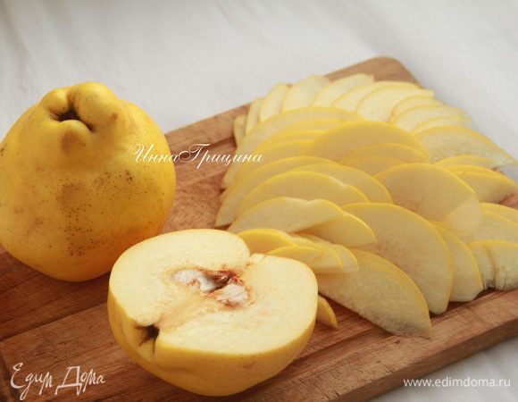 Айву вымыть, удалить сердцевину, нарезать тонкими лепестками.