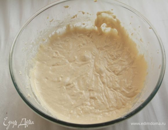 Замесить обычное тесто для шарлотки: яйца взбить с сахаром, добавить просеянную муку. Отдельно (!) друг от друга добавить в тесто соду и уксус. В одной старой книге прочитала, что гашение соды перед вводом в тесто не имеет смысла, потому что важно, чтобы химическая реакция, в результате которой выделяется углекислый газ, произошла в тесте, а не в ложке! Также добавить ванильную эссенцию (или ароматный алкоголь). 