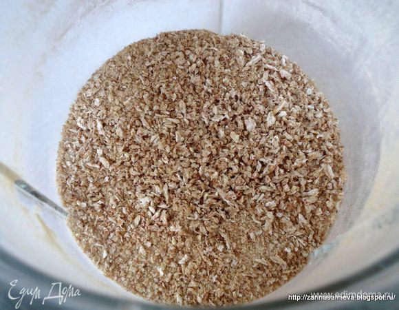 Хлебцы измельчить в мелкую крошку.
