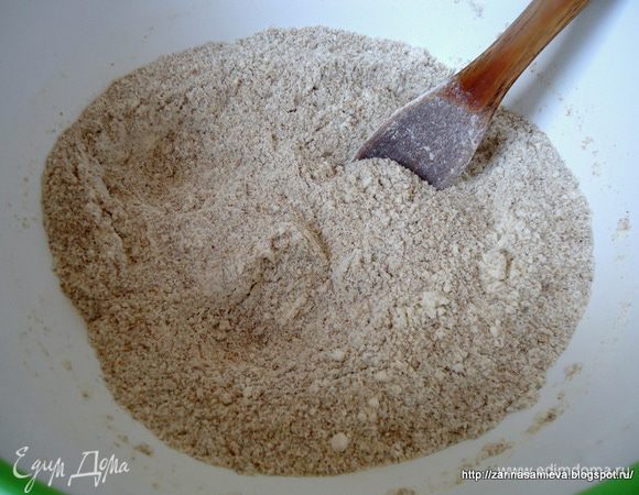 Смешать муку, отруби, измельченные хлебцы, соль.