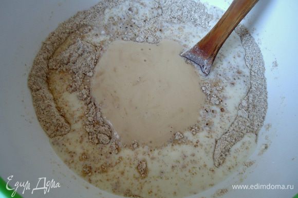 Молоко подогреть смешать со сметаной и добавить в чашу к сухим ингредиентам. Так же добавить забродившие дрожжи и растительное масло.