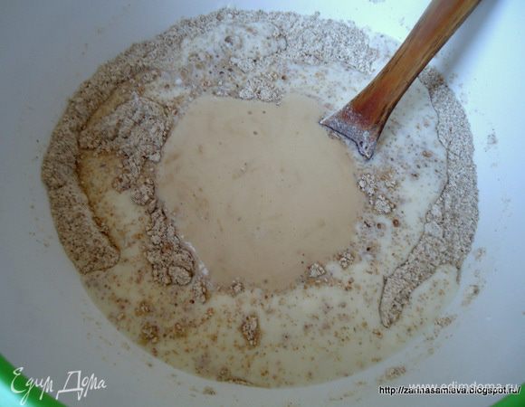 Молоко подогреть смешать со сметаной и добавить в чашу к сухим ингредиентам. Так же добавить забродившие дрожжи и растительное масло.
