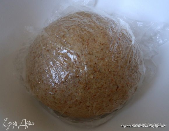 Положить в чашу и прикрыть пищевой пленкой. Оставить тесто на 1,5 часа в теплом месте для подъема.

