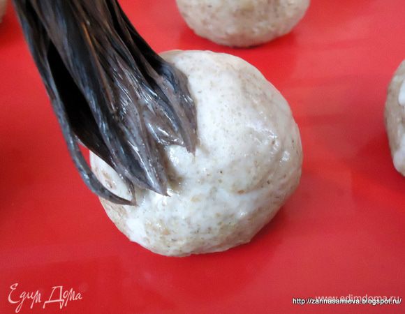 Сложить все заготовки на противень, смазать сметаной немного разведенной водой. 
 