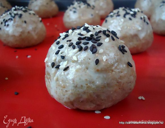Присыпать кунжутом. Оставить заготовки для подъема на 30 минут.
Выпекать в заранее разогретой духовке при 180 С*, примерно 25 минут.
