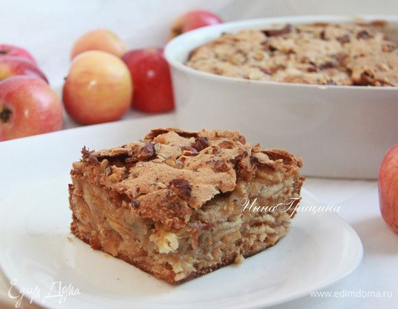 Корочка получается хрустящая, сахарная, с запечёнными орешками, а бисквит мягкий — очень вкусно! Приятного чаепития!