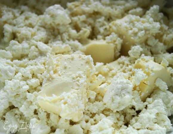 Творог соединить в однородную массу с размягченным сливочным маслом.