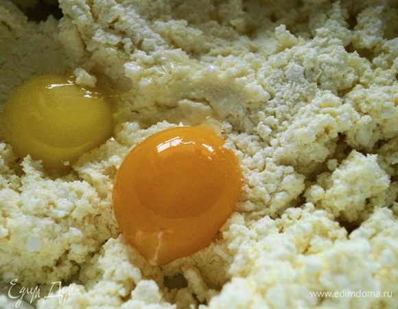 Добавить ванилин и яичные желтки. Перемешать до однородной массы.