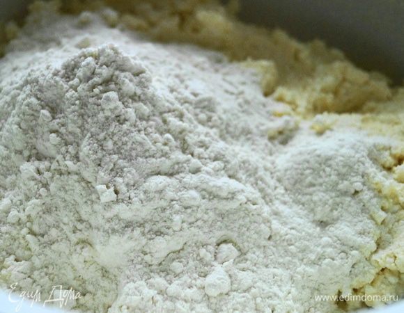 Всыпать небольшими порциями муку смешанную с разрыхлителем. Тесто должно получиться эластичное и крутое, примерно такое как на пельмени.