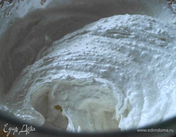 Для безе: взбить яичные белки в пышную пену, затем добавить постепенно весь сахар и хорошо взбить.