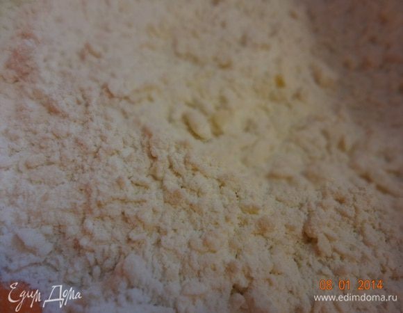 Для теста муку просеять в глубокую миску, добавить сливочное масло и перетереть руками в крошку.