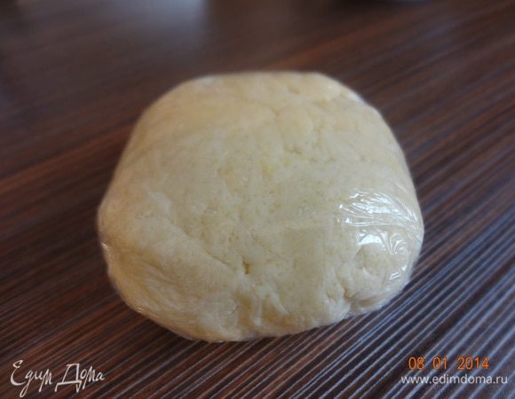 Добавить к мучной крошке яйцо, сахар, молоко. Все тщательно смешать, сформировать шар, завернуть в пленку и убрать в холодильник на час.