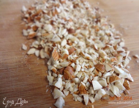 Для начинки орехи  (грецкие, фундук, миндаль) порубить ножом (только не измельчителем) достаточно мелко.