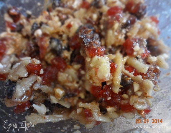 Орехи сухофрукты выложить в глубокую миску (лучше стеклянную) добавить сахар, яблоко (предварительно очищенное и натертое на крупной терке) и растопленное сливочное масло (чуть остывшее). Все хорошо перемешать, если используете коньяк добавить в последнюю очередь и еще раз вымешать. Накрыть миску пленкой или крышкой и поставить в холодильник на час. 