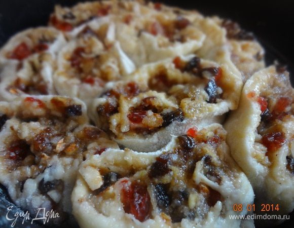 Свернуть тесто аккуратно в рулет по длинной стороне и защипать со свободного края. Перенести на бумаге на противень и убрать на холод также на час. Это для того, чтобы потом при нарезании кусочки получились ровными, я же люблю некую небрежность в домашних пирогах, поэтому разрезаю рулет сразу на кусочки 2-3 см. шириной и укладываю их в подходящую форму (смазанную маслом) плотно друг к другу и убираю на холод на 30-40 минут.