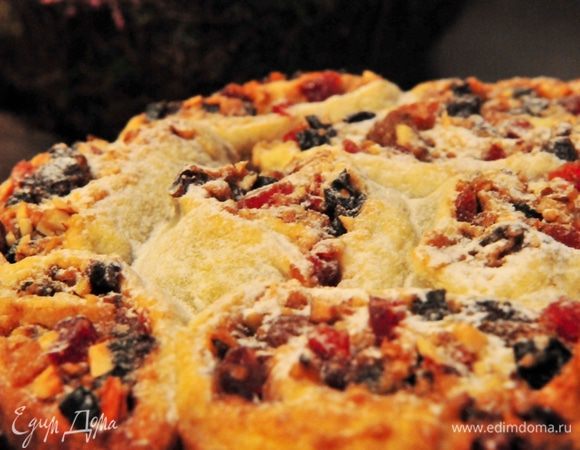 Охлажденный пирог в форме отправить в разогретую до 180 С духовку на 30-40 минут до золотистого цвета. Если вы охлаждали рулет полностью, то его нужно также разрезать на кусочки 2-3 см. шириной и уложить в форму (смазанную) и отправить в духовку при таком же режиме. Готовый, остывший пирог посыпать сахарной пудрой и можно отломить себе кусочек.....вкусно!
Приятного аппетита и веселого Рождества!