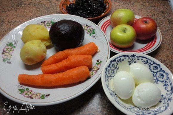 Яйца отварить вкрутую. Картофель и морковь отварить в соленой воде. Свеклу отварить в несоленой воде.