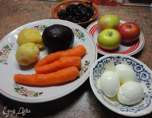 Яйца отварить вкрутую. Картофель и морковь отварить в соленой воде. Свеклу отварить в несоленой воде.