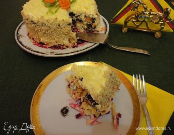 Если нет разъемной формы подходящего размера, можно выложить все слои в кастрюльку, но в обратном порядке, начиная с яичных белков. Затем, перевернув, выложить на тарелку и украсить.