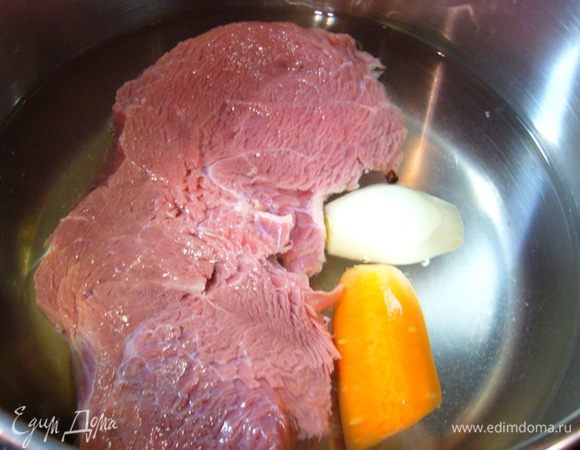 Мякоть говядины отварить в небольшом количестве воды. В кастрюлю добавить лук, в луковку воткнуть гвоздику. Отправить туда же стебель сельдерея, морковку, душистый перец, коробочку кардамона. Да, и мясо отправляем в кипящую воду!