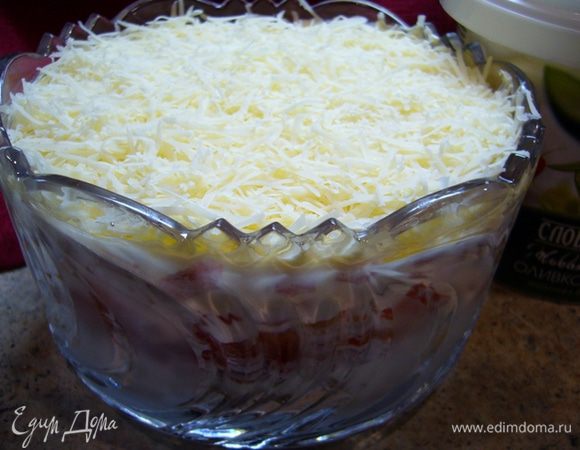 Последний слой – натертый на мелкой терке твердый сыр.
Дать салату настояться, пропитаться. 
И подавать на стол!
