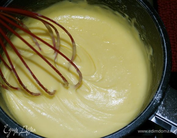 Приготовить первым делом заварной крем. Молоко поставить нагреваться (если вы используете ванильный стручок вместо ванилина, разрезать его вдоль и положить в кастрюльку вместе с молоком). Желтки растереть с сахаром и ванилином (если используете его), добавить муку... Развести смесь небольшим количеством молока (предварительно удалив стручок ванили), размешать и влив оставшееся молоко, поставить крем на огонь. Постоянно помешивая, довести до загустения и снять с огня. Переложить в широкую миску и накрыть пищевой пленкой в контакте с поверхностью крема, во избежание образования корочки... Дать крему остыть. ВНИМАНИЕ:из указанного количества ингредиентов у Вас получится 350 г заварного крема! Для крема-франжипан нам потребуется только 250 г... У меня лично оставшиеся 100 г совсем не залежались, а быстро "пошли в дело"... В общем, на Ваш выбор, можете попробовать сократить количество ингредиентов, хотя мне кажется взять молока менее 250 мл получится совсем мало крема.     