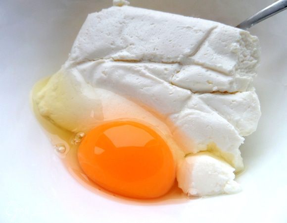 В творог вбиваем яйцо.