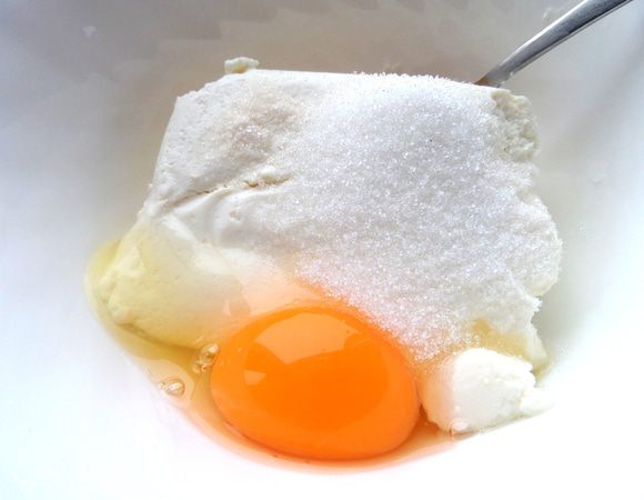 Добавим сахар, ваниль, можно щепотку соли.