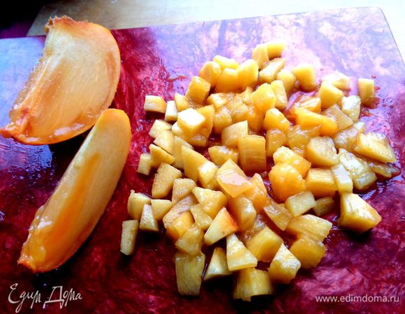 Хурму лучше очистить и нарезать на кубики.