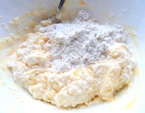В творог сначала добавим пару ложек муки...