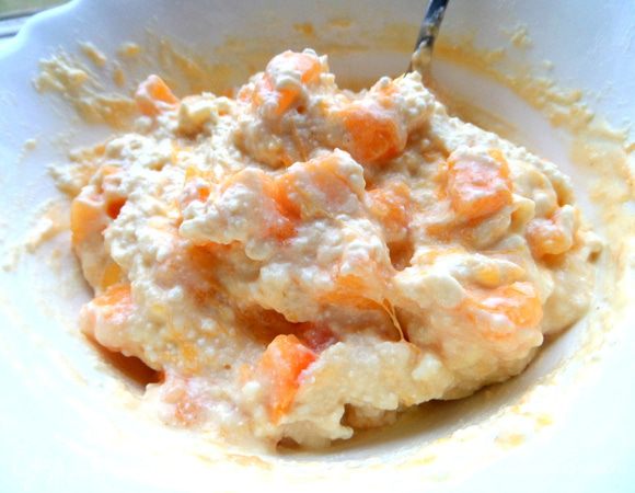 Перемешиваем и смотрим, нужна ли ещё мука. Это зависит от влажности творога и сочности хурмы.