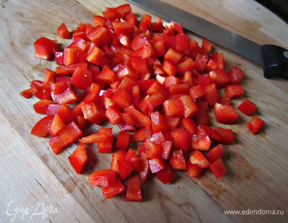 Порезать маленькими кубиками перец.
