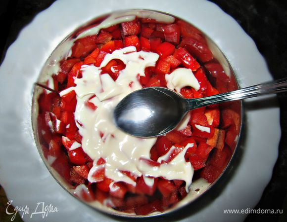 Выложить в сервировочное кольцо 1-ый слой "светофора", подсолить и промазать майонезом.