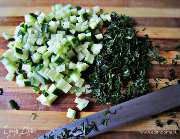 Нарезать мелкими кубиками огурец, мелко порубить укроп. Соединить порезанный огурец с укропом, подсолить и заправить майонезом. Выложить в кольцо 3-ий слой "светофора".