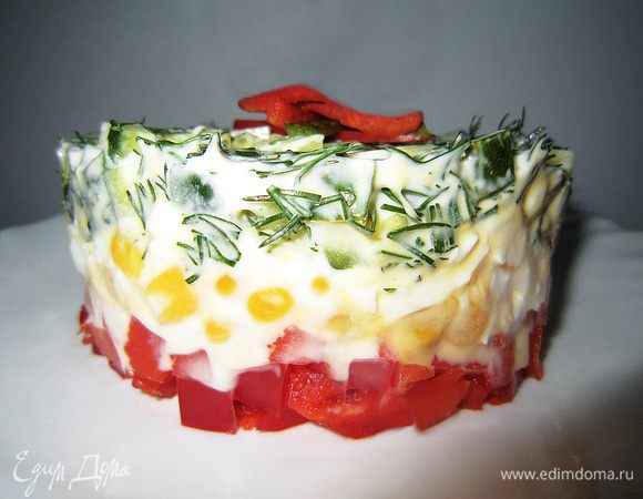 Перед подачей снимаем кольцо и украшаем по вкусу. Приятного аппетита!
