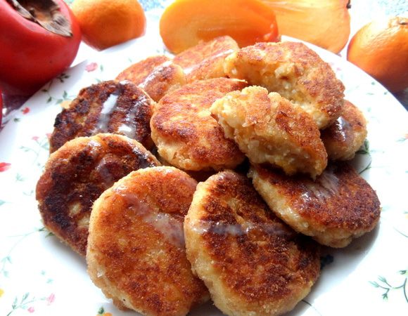 И хотя они не едят свежую хурму, в сырничках съели с превеликим удовольствием))) Хурма в таком виде очень напоминает нектарины или абрикосы...