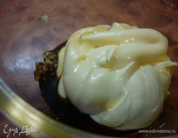 Сначала соус. Чеснок выдавить через пресс, сешать с майонезом и соевым соусом. Получается волшебный соус с корейскими нотками. А значит продолжим в стиле ЯНАК.