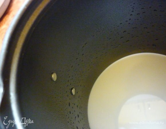 Для меня этот салат очень торжественный, поэтому я достала разъемную форму, она маленькая, ок 10 см в диаметре. Но больше и не нужно. Форму на тарелочку приземлим. предварительно изнутри немного маслом растительным смажем. Форму лучше поставить вверх ногами. По низу ведь идет желобок для донышка, который потом может помешать аккуратно удалить ее.