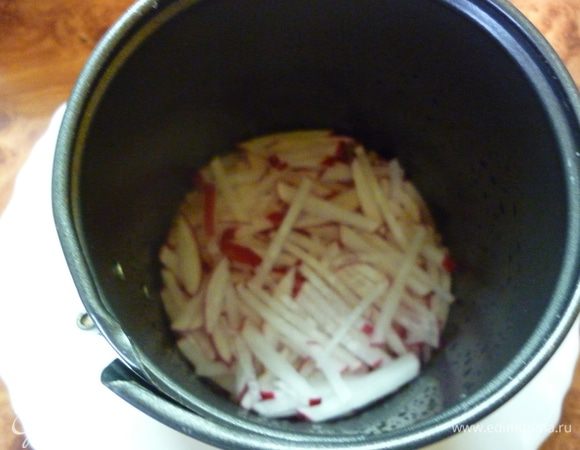 А теперь все просто: на дно кладем слой редиски. Я утрамбовываю все бабушкиной деревянной толкушкой. Тогда салат отлично держит форму. Утолкали? Промайонезим.