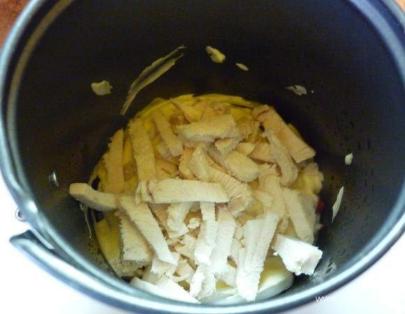 Теперь утрамбовываем и майонезим слой мяса.