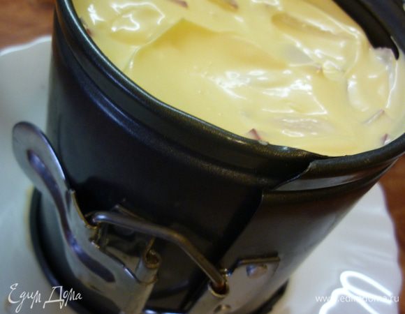 И т. д. Все чередуем. Сверху пусть будет редиска. Ну и майонез, конечно. Салатику дать немного притереться к форме. Но не долго, минут 20-30.