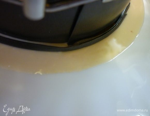 Ну вот, салат постоял и "описался". Салфеткой убираем лужу...