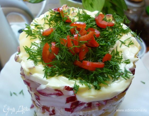 Убираем форму, сверху украшаем зеленью и перчиком чили. Для любителей острых ощущений перец можно добавить и в соус. Потрясающе согревает тело и душу. Эй, где вы все? Скорее к столу...