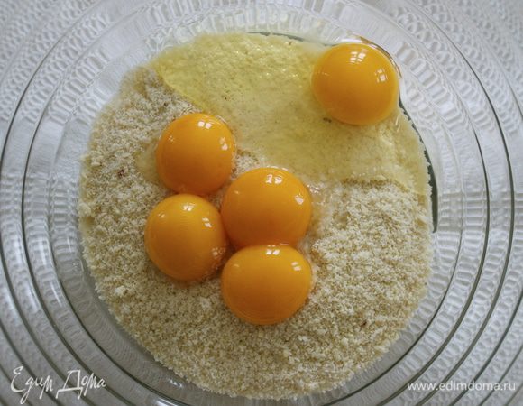 Начинаем готовить крем-начинку для галеты... Кстати, вышеуказанный французский шеф-повар уточнил, что крем, приготовленный просто на основе измельченного миндаля, масла, сахара, яиц - это миндальный крем. И ТОЛЬКО если в его состав входит заварной крем, это уже становится непосредственно франжипан!!!... Для меня это была новая информация. ))) Крем действительно получился бесподобный!!! А как им вкусно начинять булочки... Итак, в большой миске смешать измельченный миндаль (миндальную муку), желтки и целое яйцо. Перемешать и добавить сахар. 