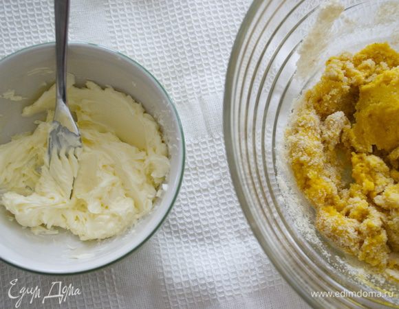 Размягченное (!!!) сливочное масло предварительно немного взбить вилкой. И в таком мягком состоянии добавить к миндальной смеси. Опять тщательно перемешиваем до однородности. На этом этапе крем получается достаточно густой, поэтому мешать не легко, главное добиться отсутствия комков!